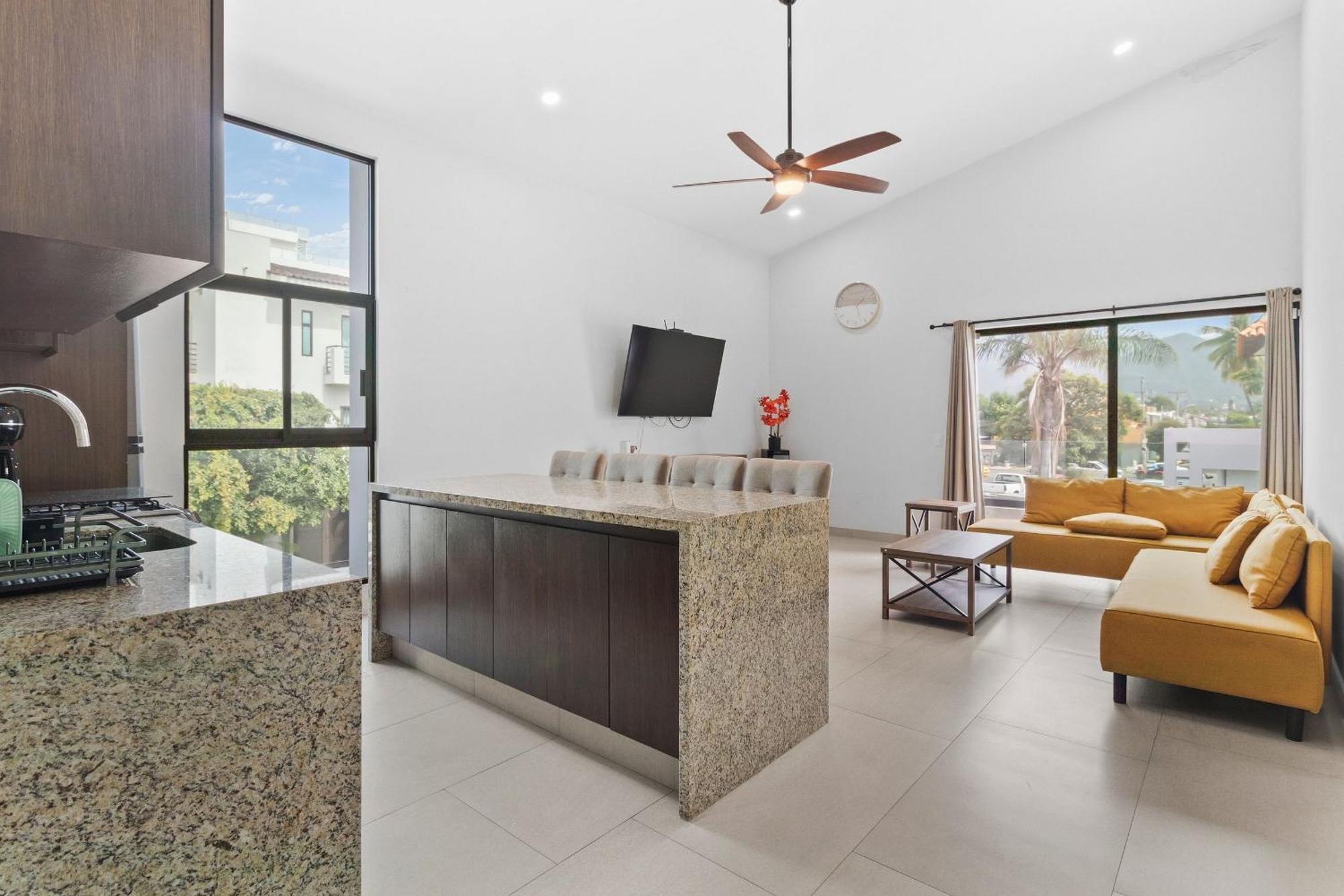 Casa Bella- 2bed, 3bath W/pool And Parking *