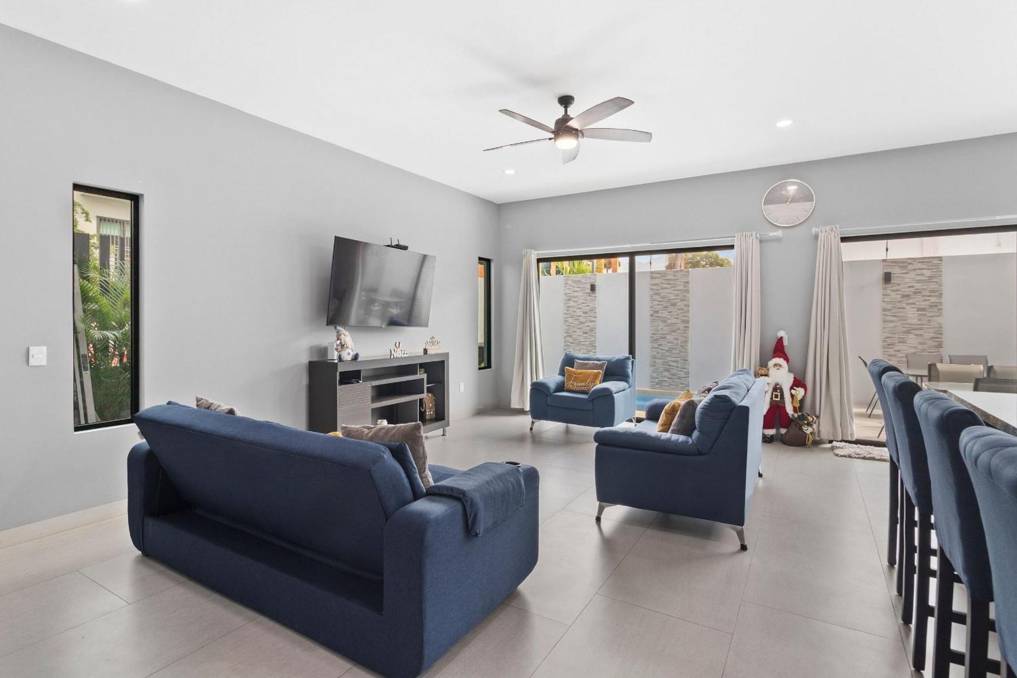 Casa Bella- 2bed, 3bath W/pool And Parking