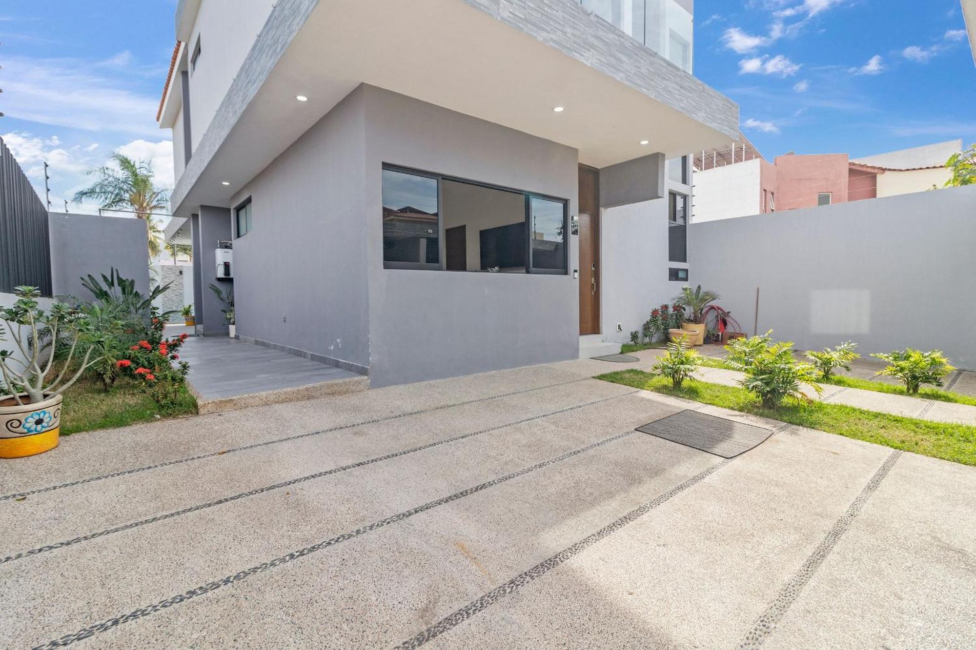 Casa Bella- 2bed, 3bath W/pool And Parking Apartment