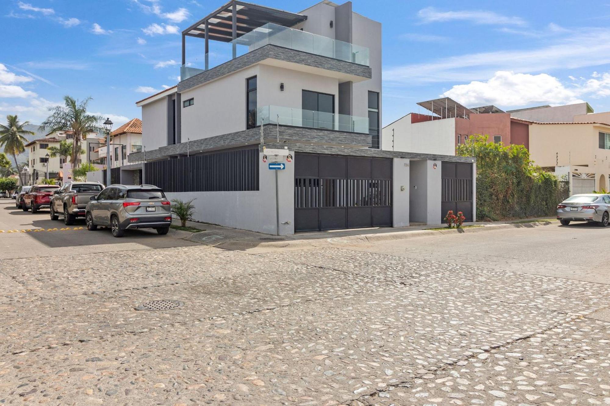 Apartment Casa Bella- 2bed, 3bath W/pool And Parking *