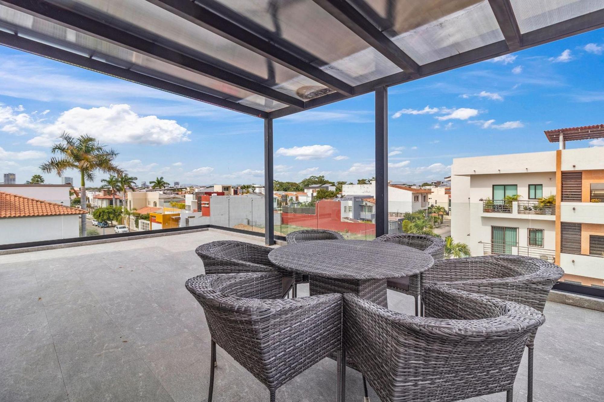 Casa Bella- 2bed, 3bath W/pool And Parking *