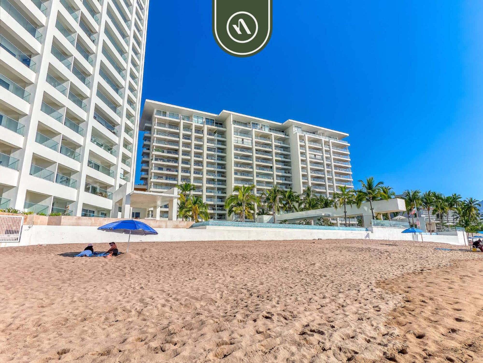 Stunning Oceanfront - Club - Pools Apartment *