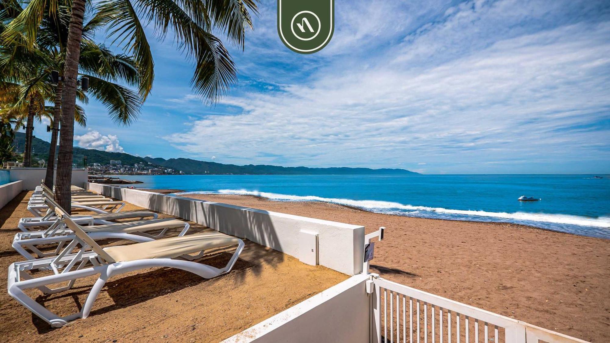 Stunning Oceanfront - Club - Pools Apartment