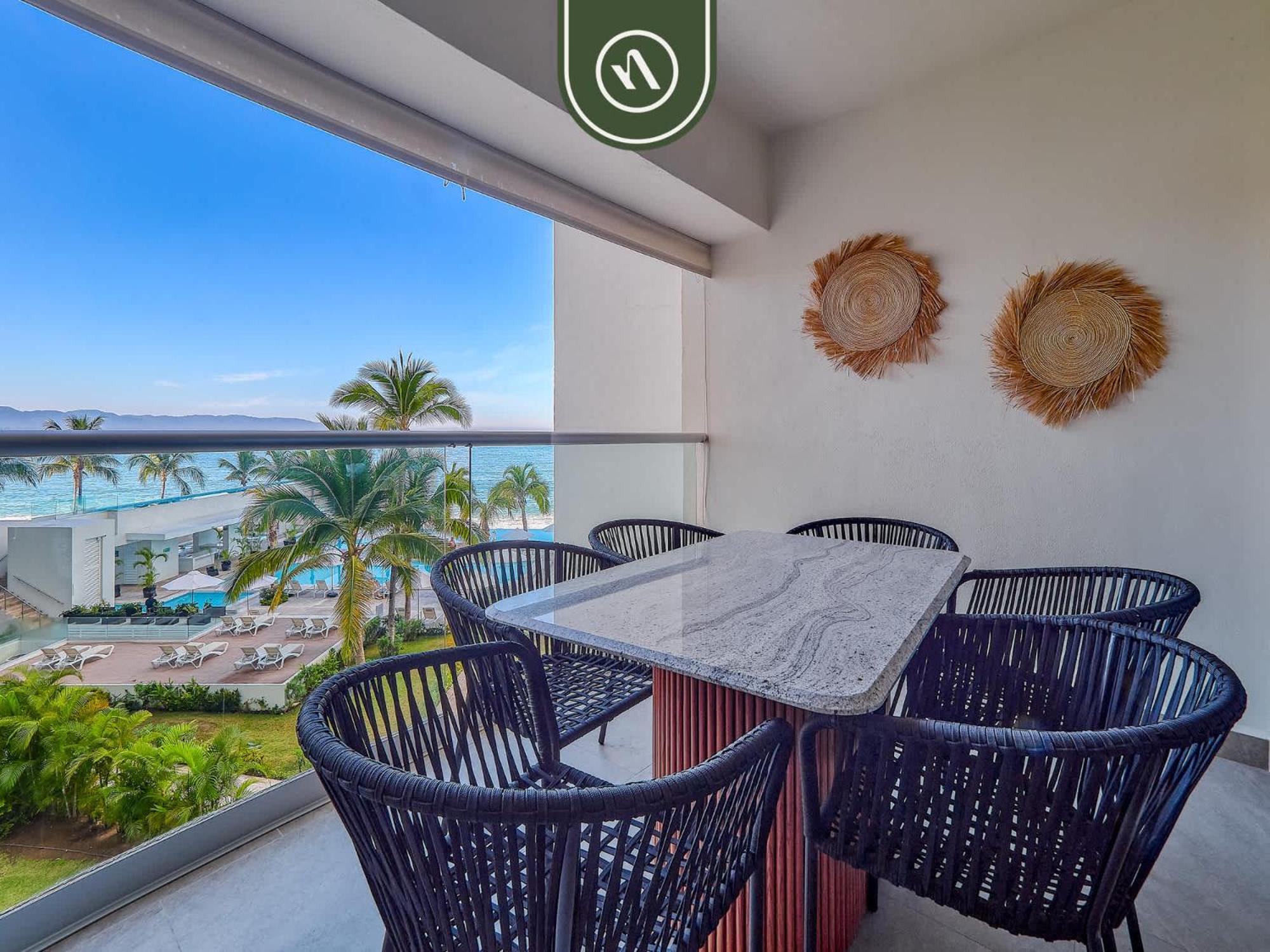 Stunning Oceanfront - Club - Pools Apartment
