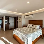 Bright Apartment Ocean Views & Pool
