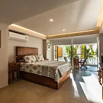 Bright Apartment Ocean Views & Pool
