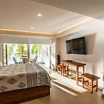 Bright Apartment Ocean Views & Pool