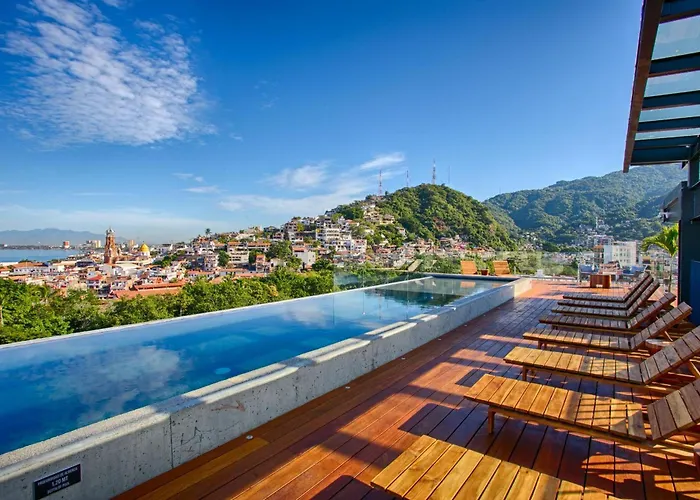 Chic, Spacious Condo, Great Walkability, Pool, Gym, Rooftop Views