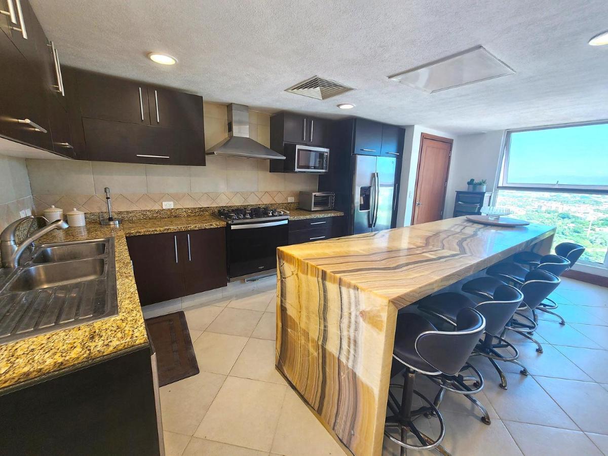 Amazing Views, Beachfront Grand Venetian Apartment