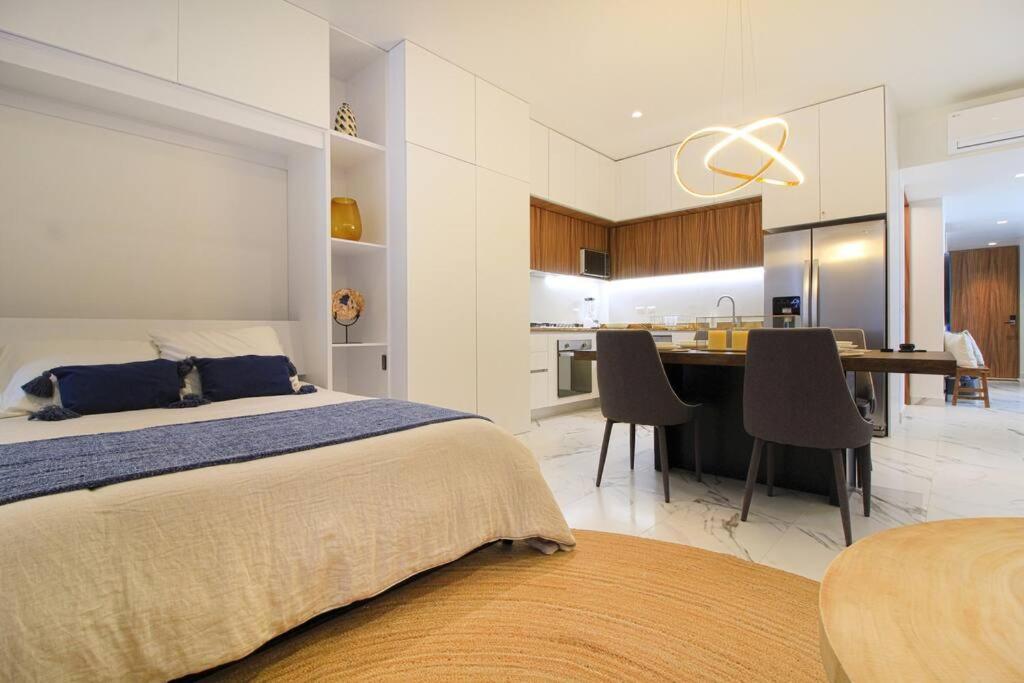 Avida - Stunning Rooftop Pool And Jacuzzi Holiday home *