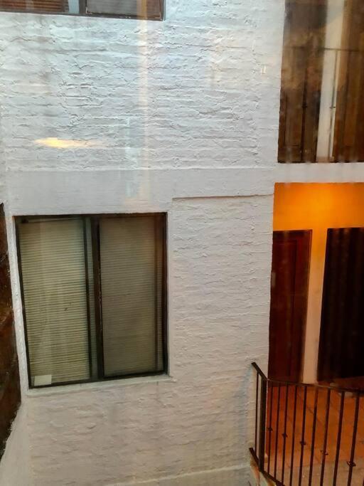 Apartment Centrally Located 1 Block From Beach, Quiet 2 Bedroom With Pool *