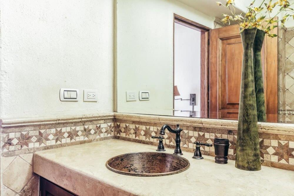 Ocean View 2br Condo-balcony-beach-pool Apartment