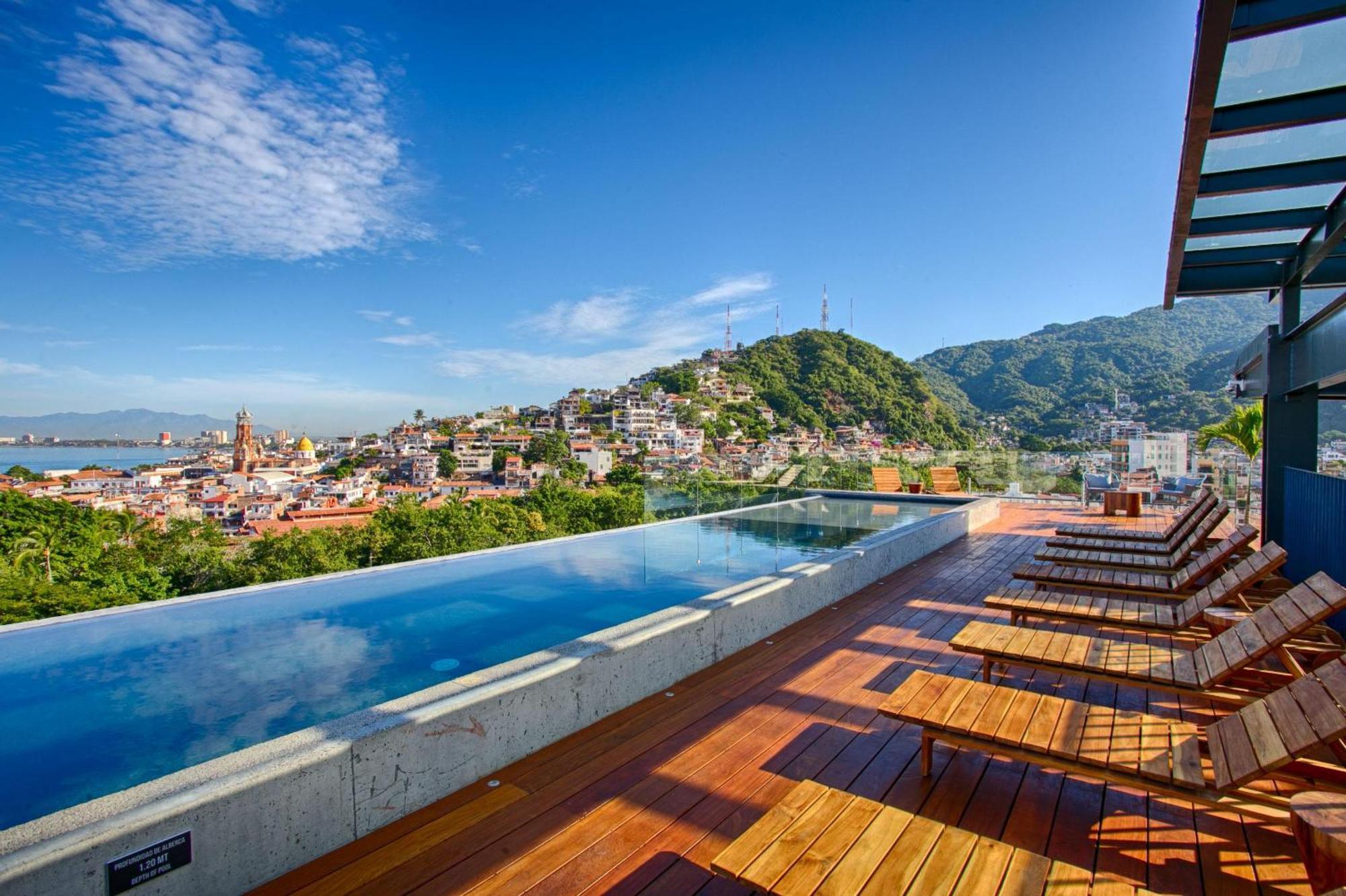 Holiday home Chic, Spacious Condo, Great Walkability, Pool, Gym, Rooftop Views