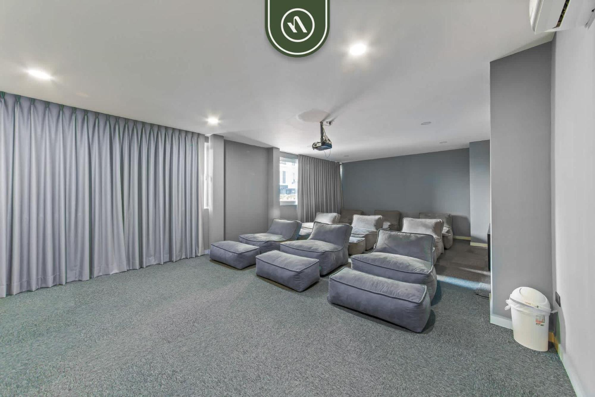 Apartment 1br With Private Balcony - Zone *