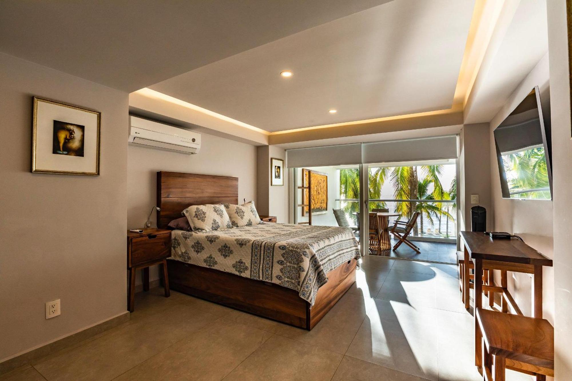 Bright Ocean Views & Pool Apartment