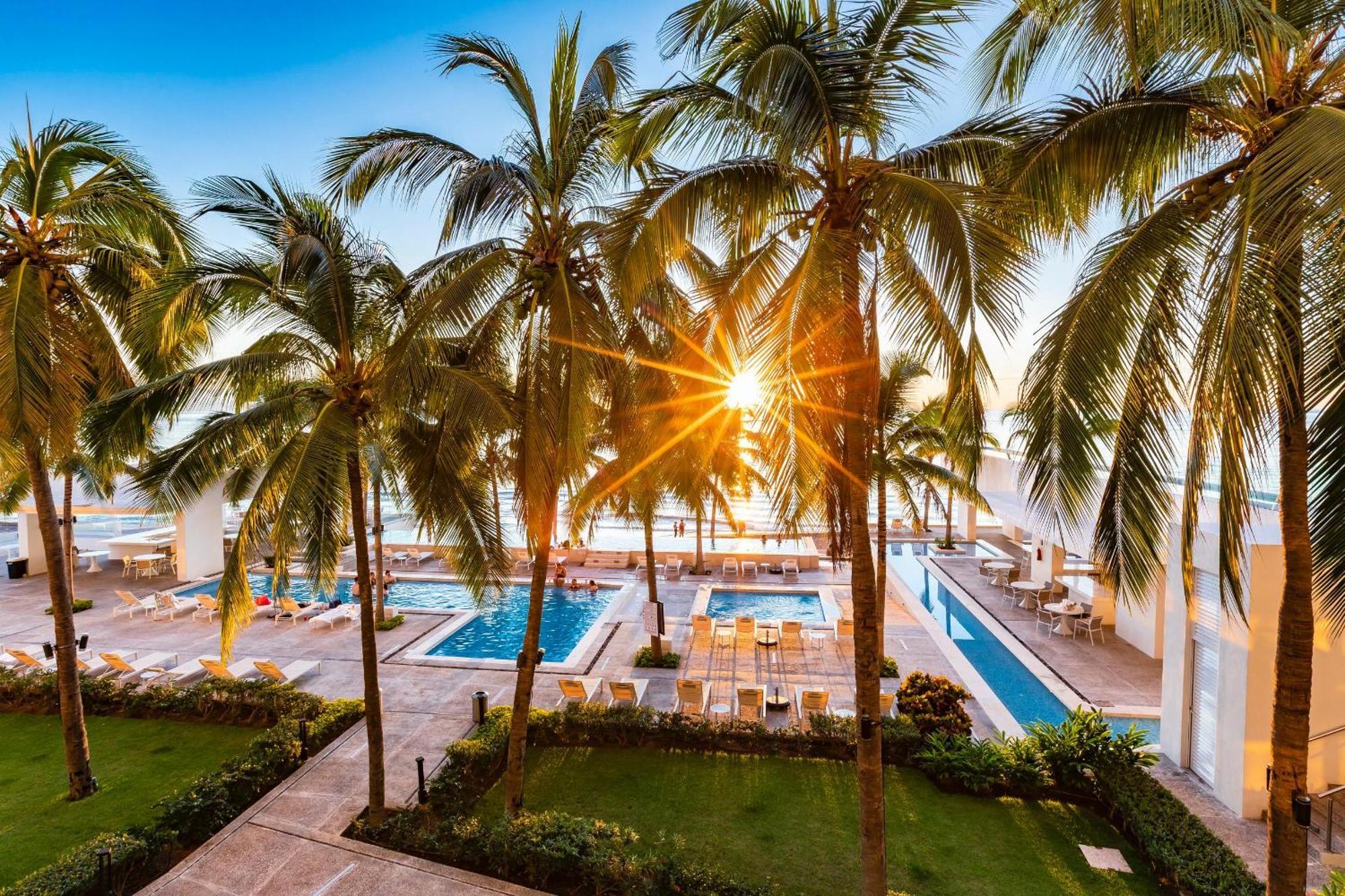 Bright Ocean Views & Pool Apartment