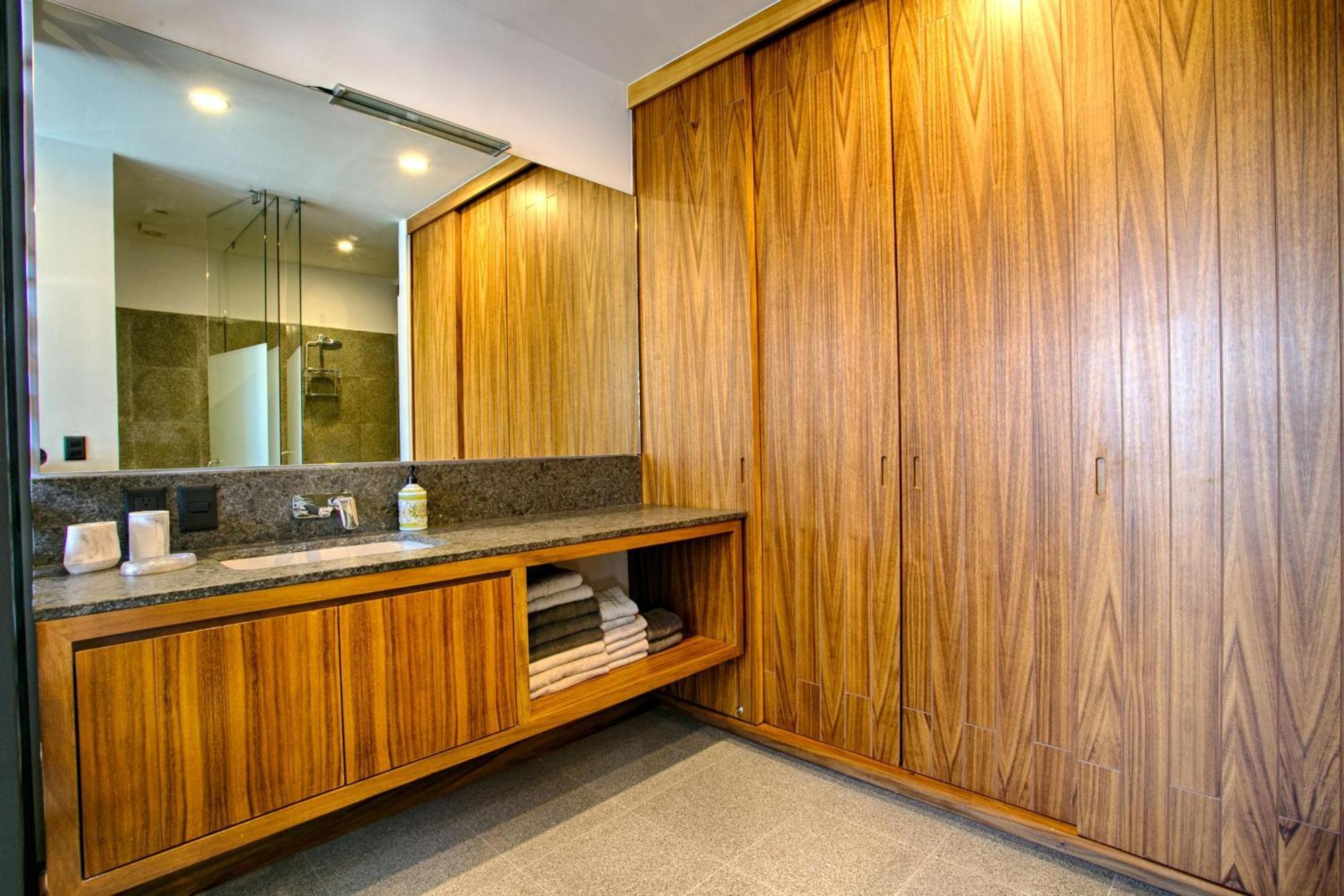 Chic, Spacious Condo, Great Walkability, Pool, Gym, Rooftop Views Holiday home *