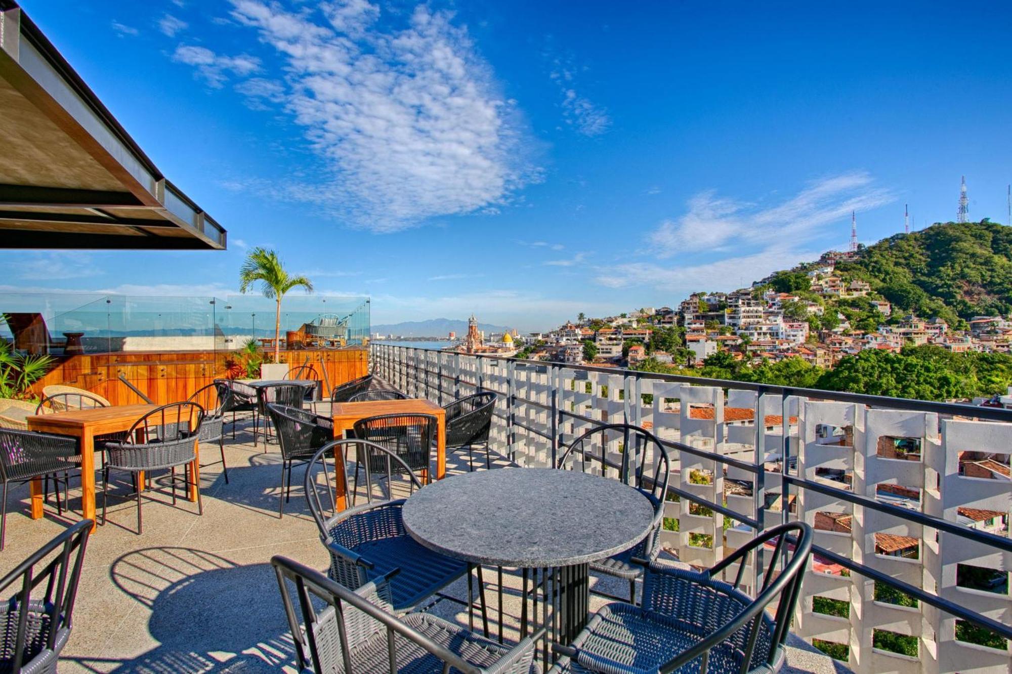 Chic, Spacious Condo, Great Walkability, Pool, Gym, Rooftop Views Holiday home *