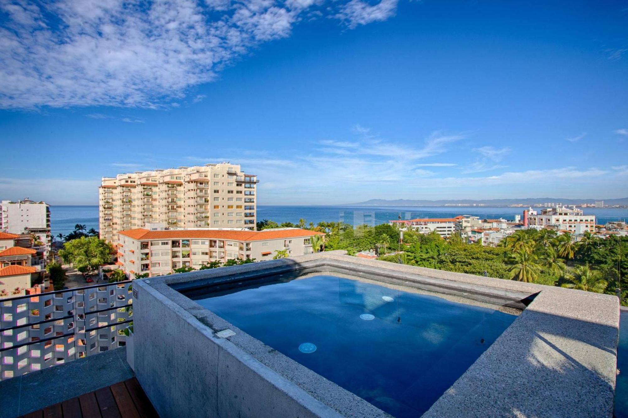 Holiday home Chic, Spacious Condo, Great Walkability, Pool, Gym, Rooftop Views *
