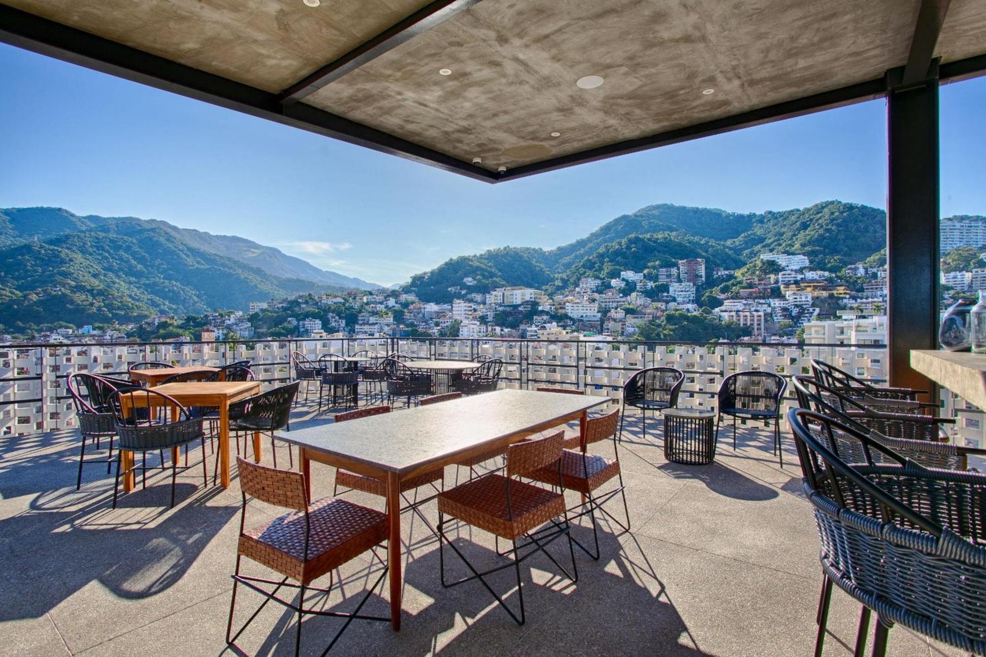 Chic, Spacious Condo, Great Walkability, Pool, Gym, Rooftop Views Holiday home