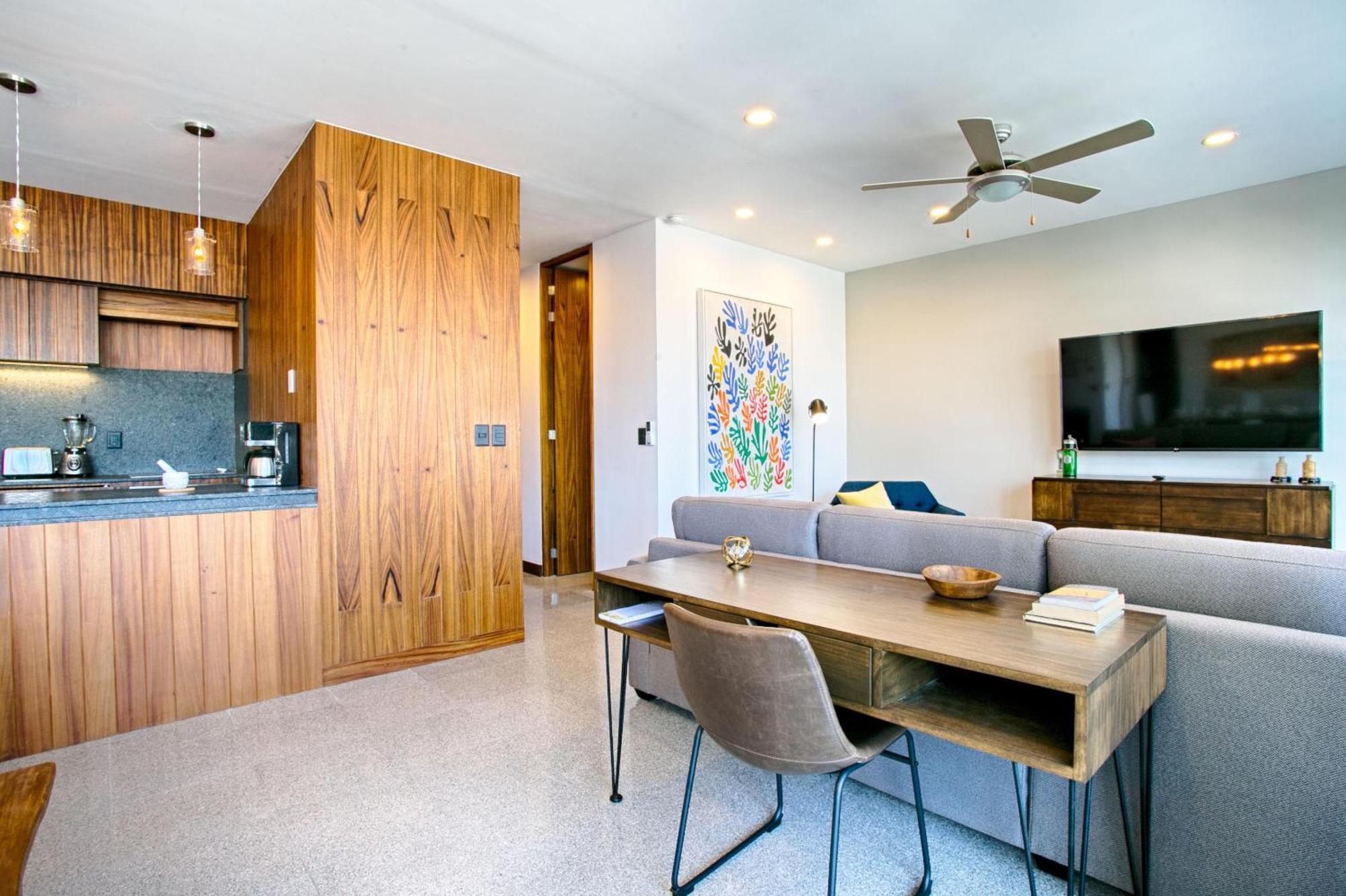 Chic, Spacious Condo, Great Walkability, Pool, Gym, Rooftop Views Holiday home *