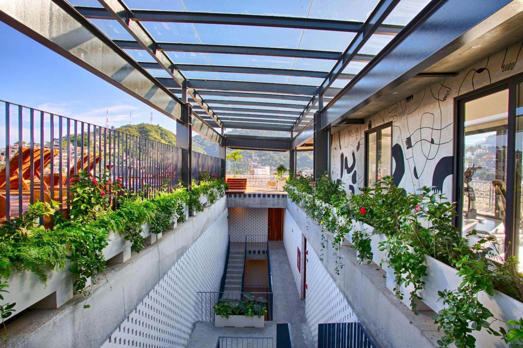 Chic, Spacious Condo, Great Walkability, Pool, Gym, Rooftop Views Holiday home *