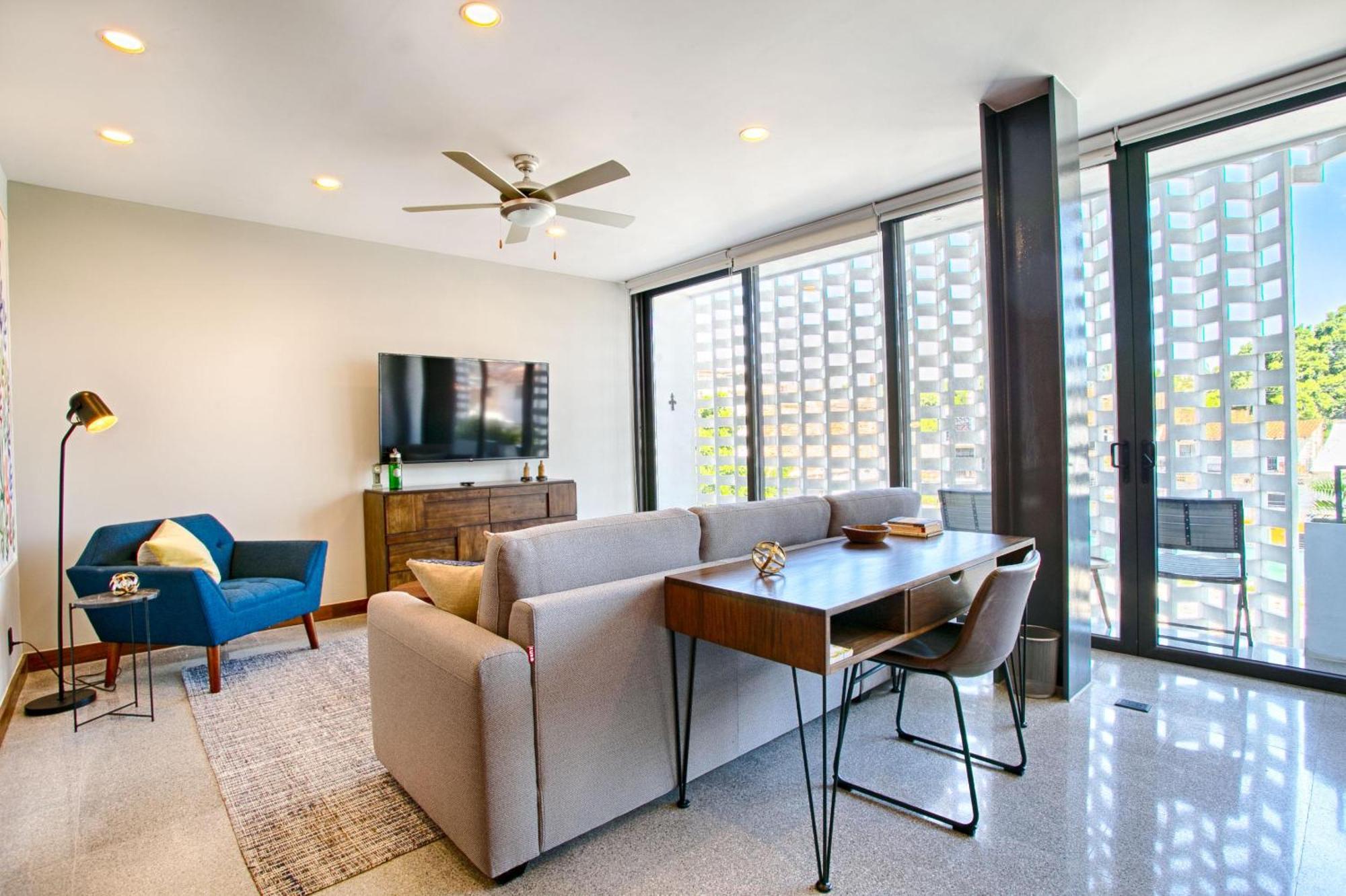 Holiday home Chic, Spacious Condo, Great Walkability, Pool, Gym, Rooftop Views *