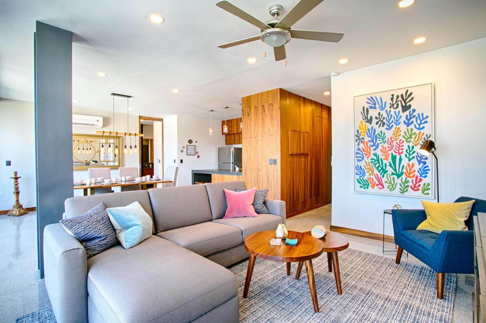 Chic, Spacious Condo, Great Walkability, Pool, Gym, Rooftop Views Holiday home