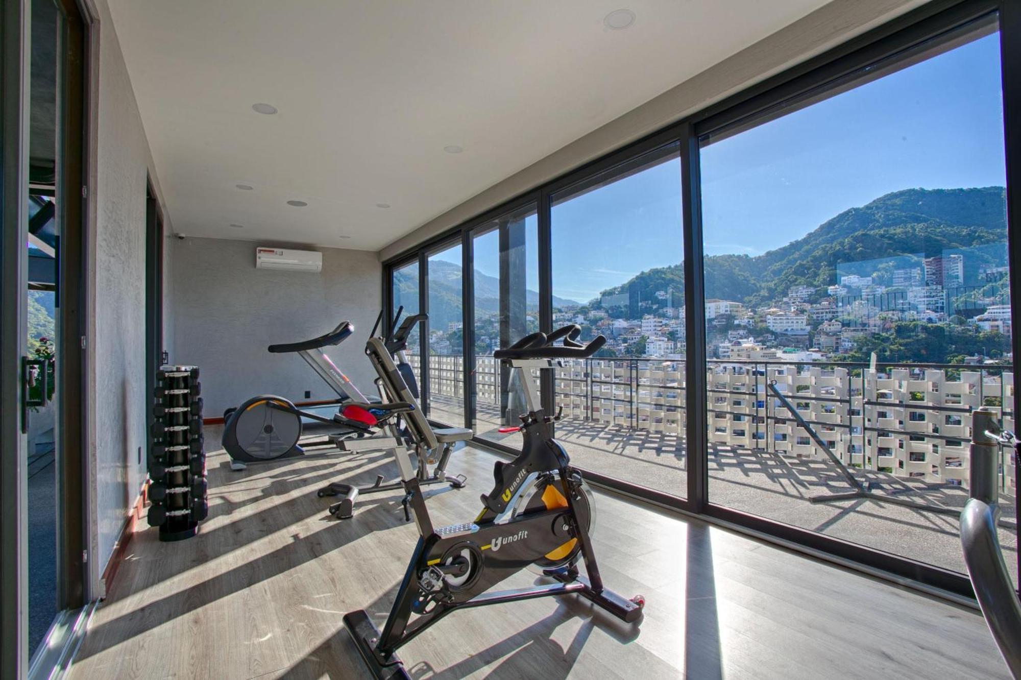 Chic, Spacious Condo, Great Walkability, Pool, Gym, Rooftop Views