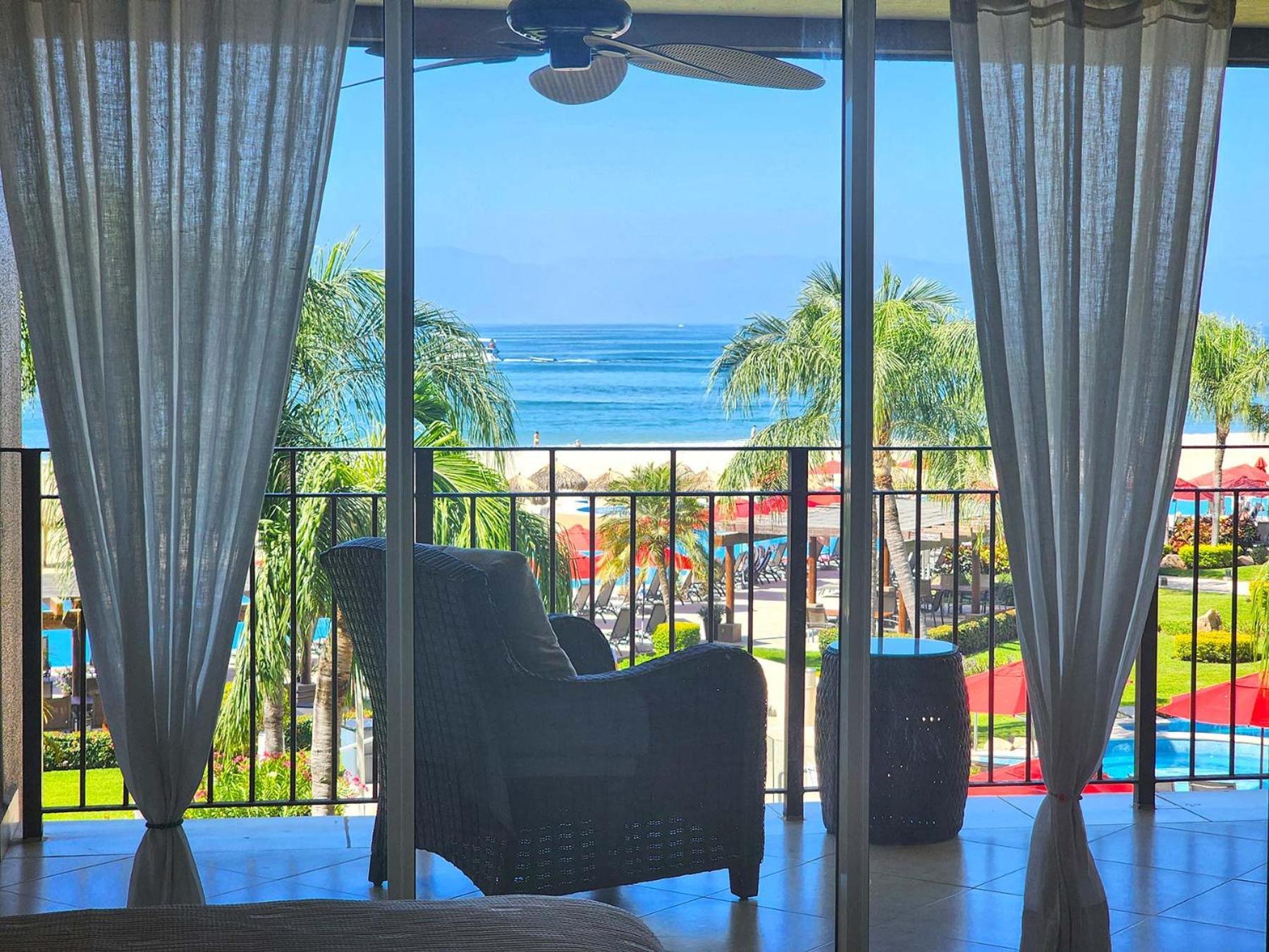 Amazing Views, Beachfront Grand Venetian Apartment