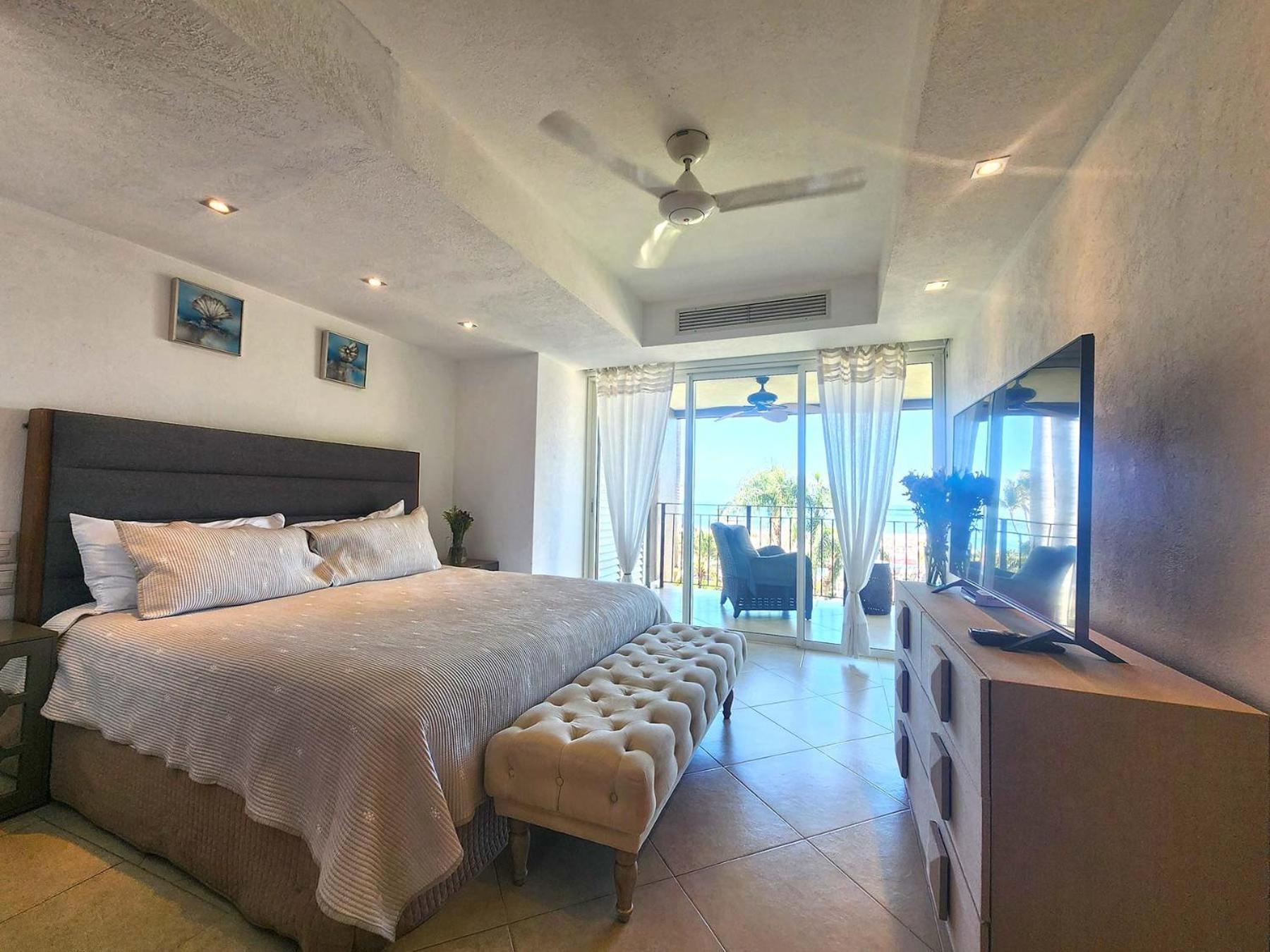 Amazing Views, Beachfront Grand Venetian Apartment