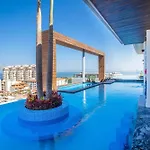 New Large Balcony, Hot Tub, Gym