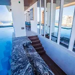 New Large Balcony, Hot Tub, Gym