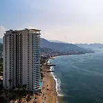 Oceanfront 1Br With Balcony - Sea View & Pools