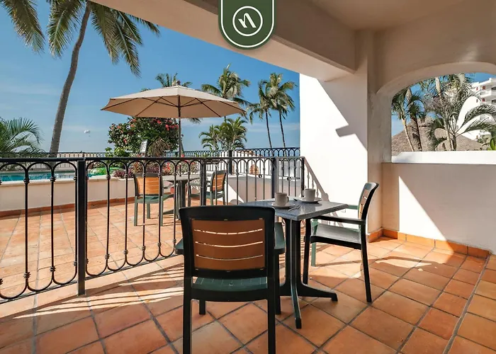 Amazing 2 Bedroom Condo Overlooking The Pool - Romantic Zone