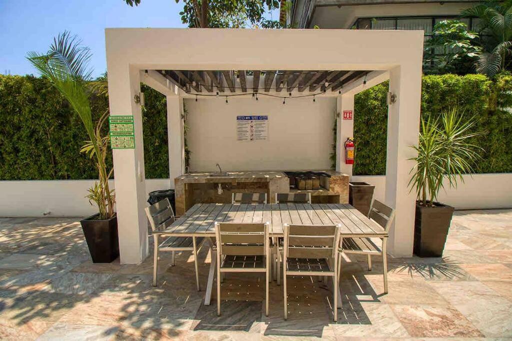 Apartamento 2 Bd Loft In Versalles, Walk To The Beach!