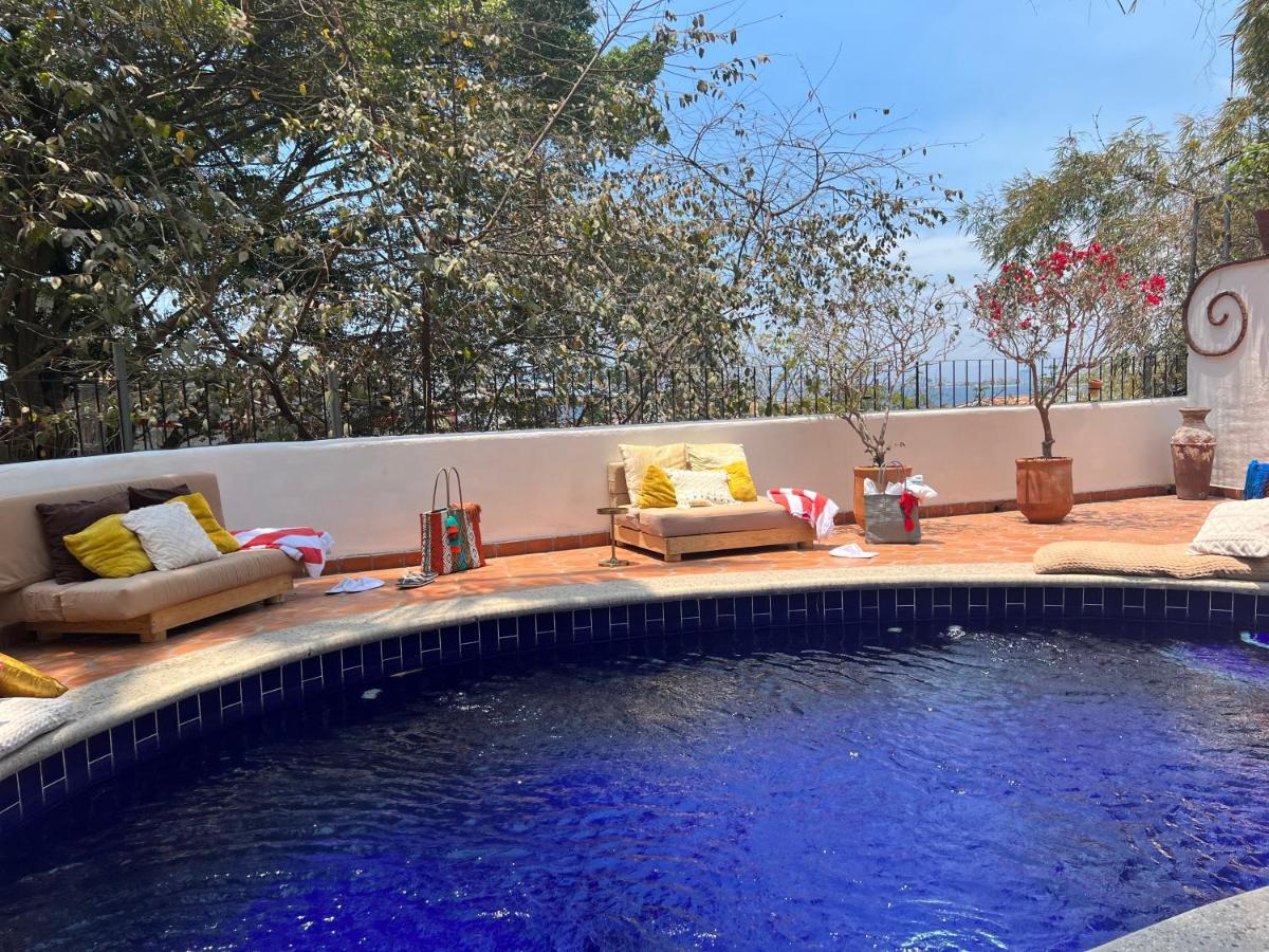 Bed & Breakfast La Del Sol - Pool & And Staff *