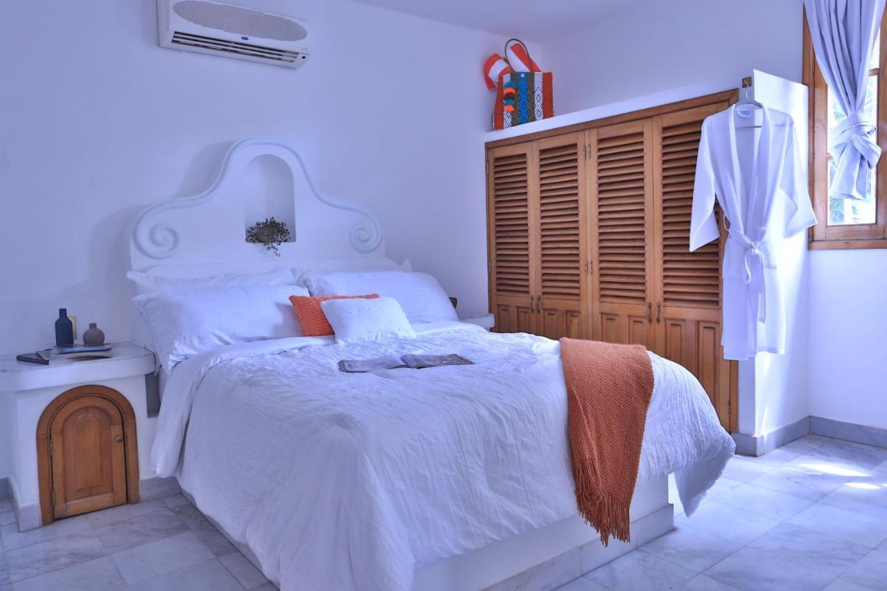 Bed & Breakfast La Del Sol - Pool & And Staff *