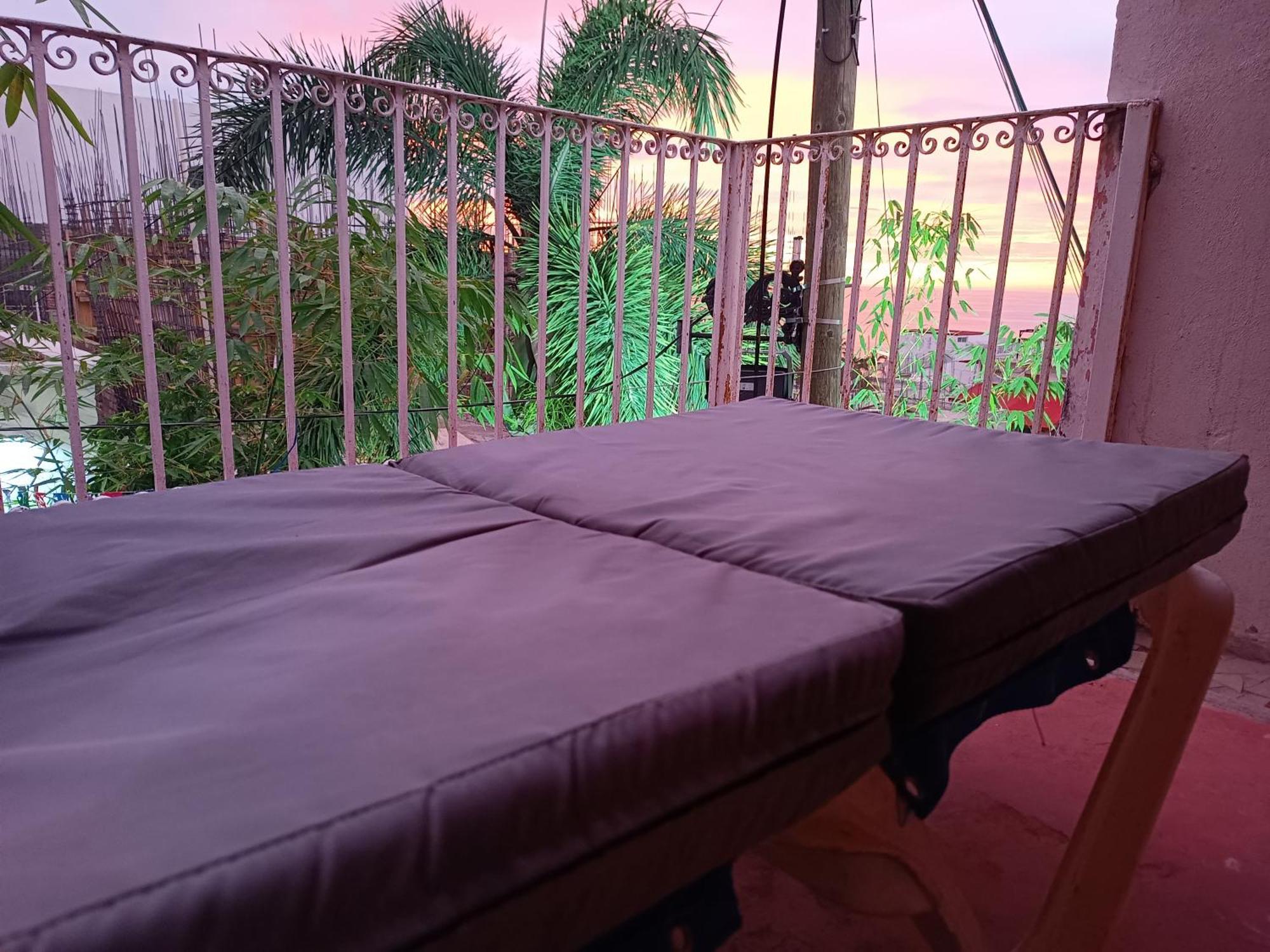 Habitación en casa particular Estudio Y Terraza Con Vista Al Mar Por El Malecon *