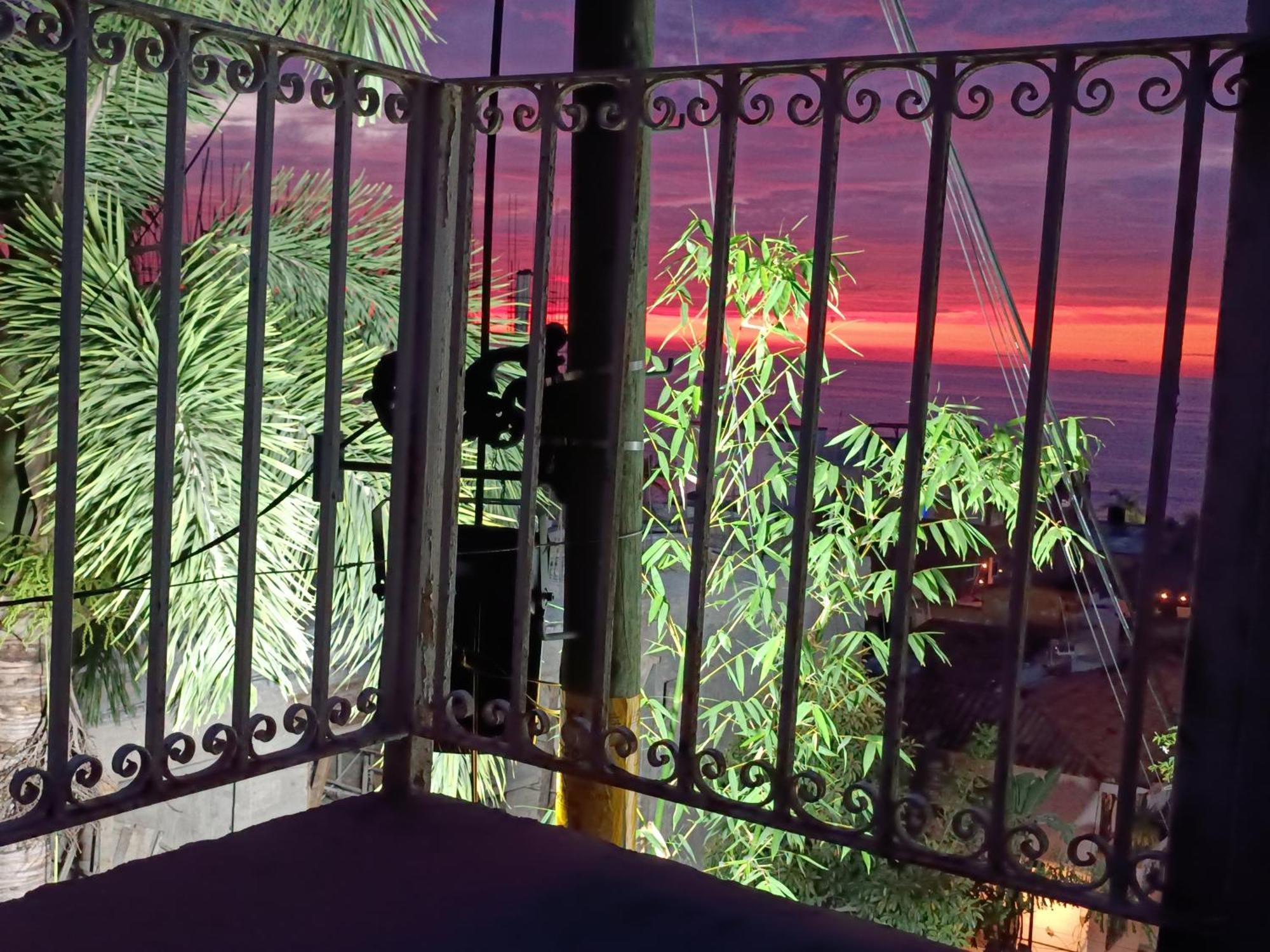 Estudio Y Terraza Con Vista Al Mar Por El Malecon Puerto Vallarta