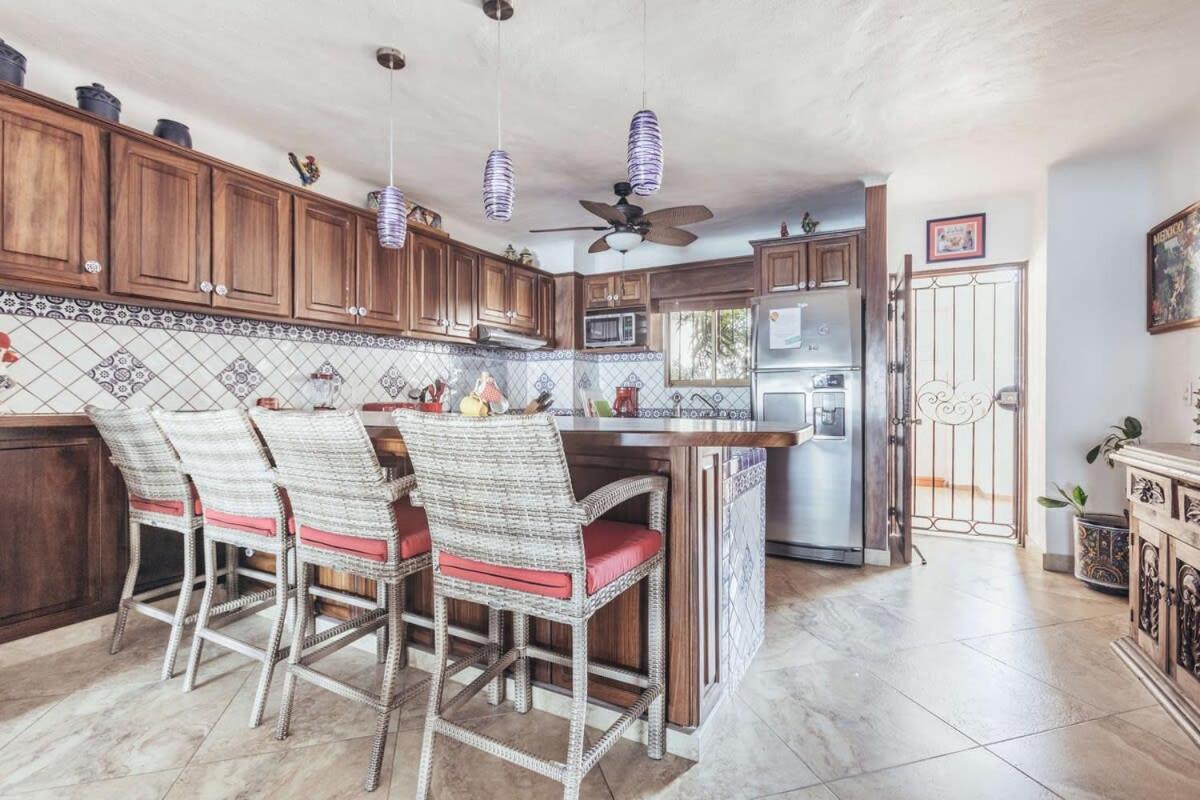 Ocean View 2br Condo-balcony-beach-pool *