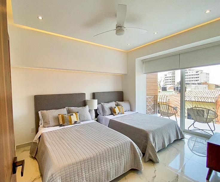 New Large Balcony, Hot Tub, Gym *