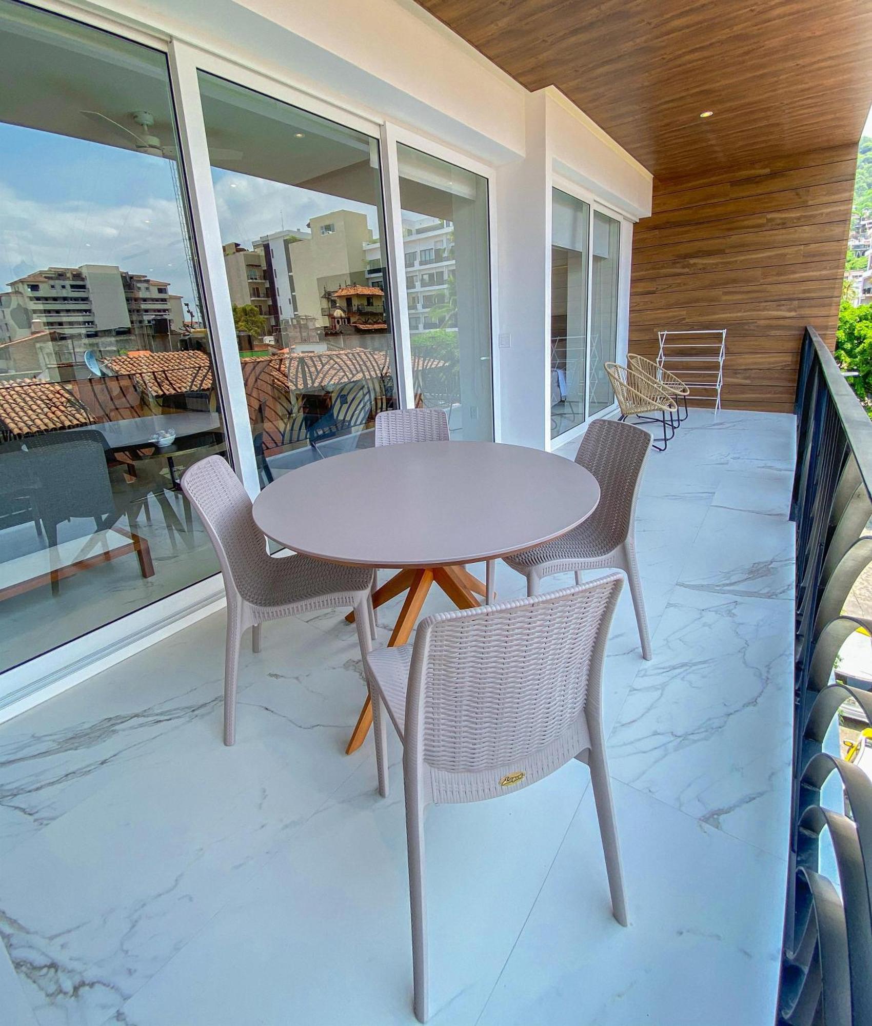 New Large Balcony, Hot Tub, Gym