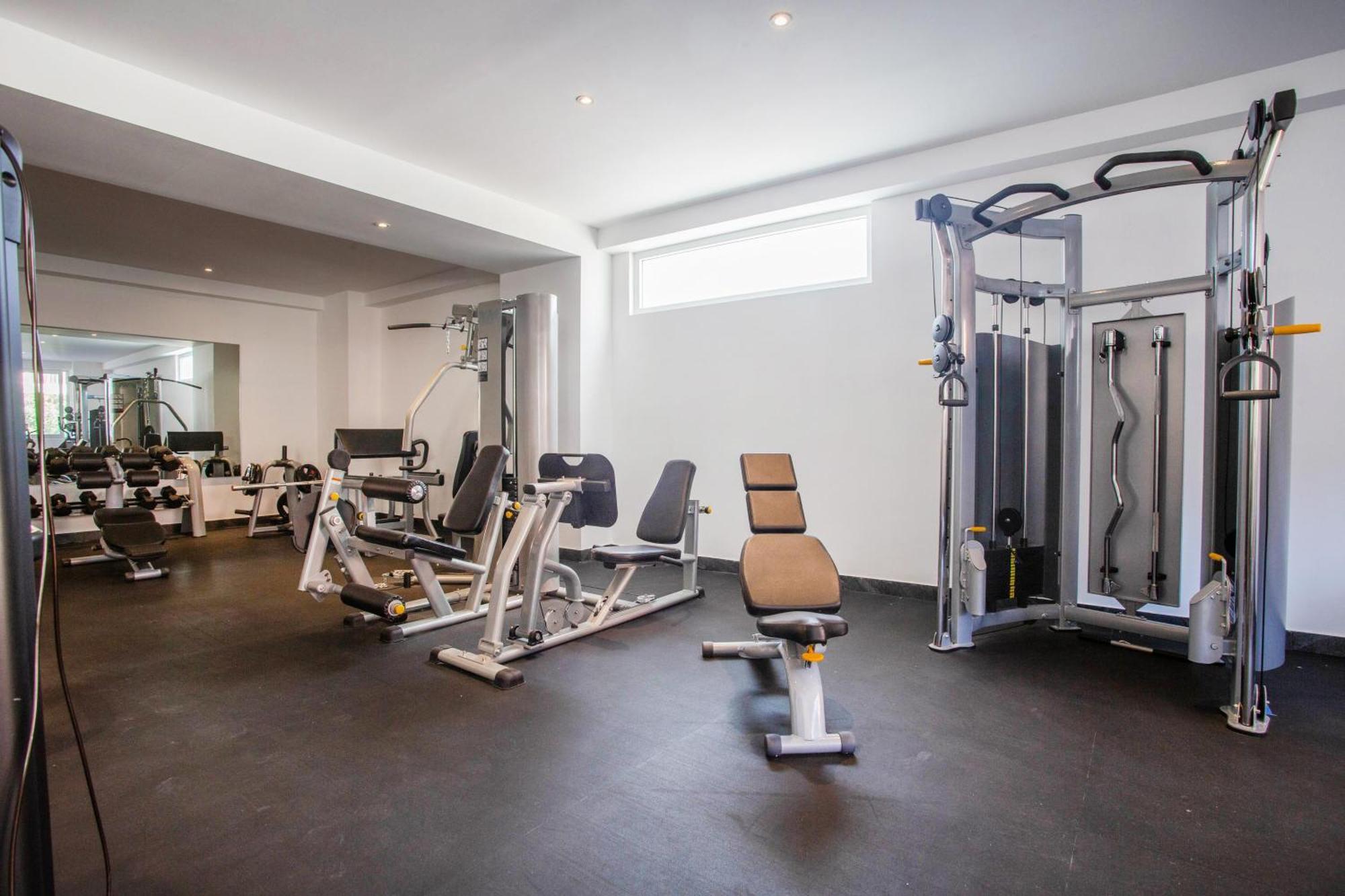 New Large Balcony, Hot Tub, Gym *