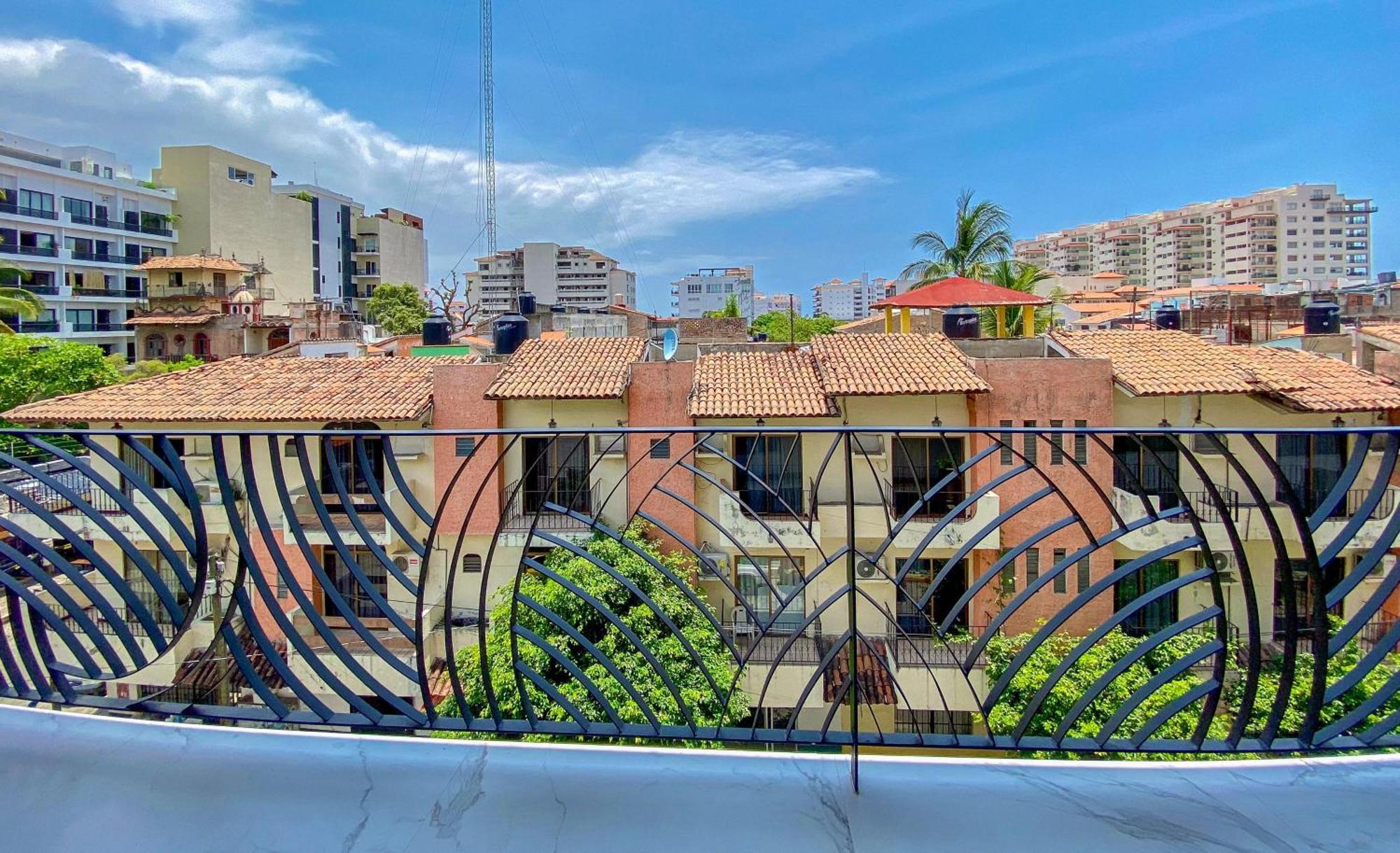 New Large Balcony, Hot Tub, Gym Puerto Vallarta