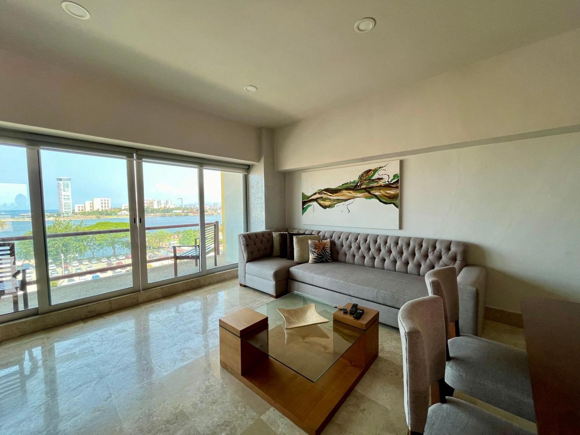 Deck 12 Apartment *