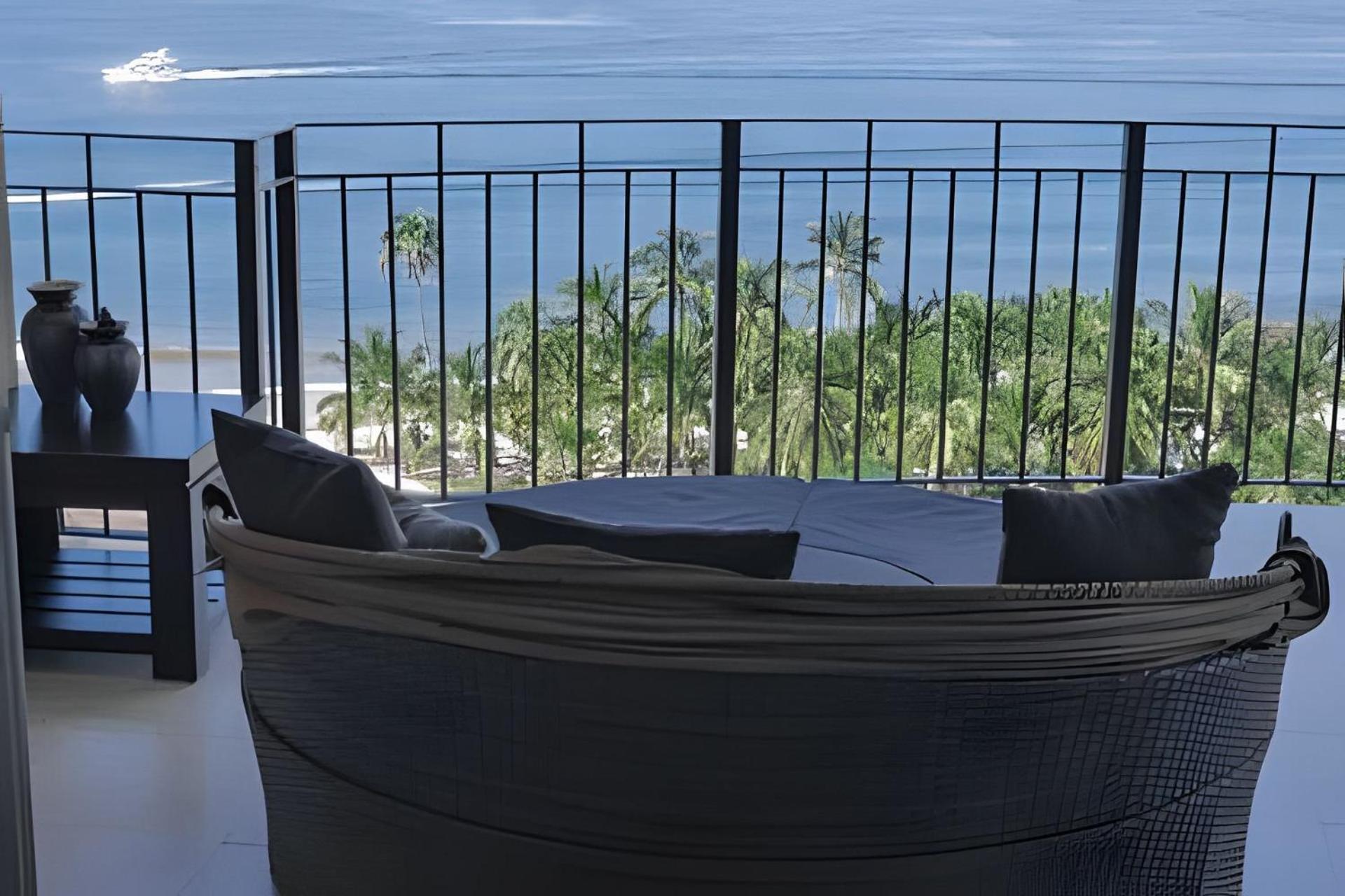 2condo With Balcony Sharing - Outstanding!
