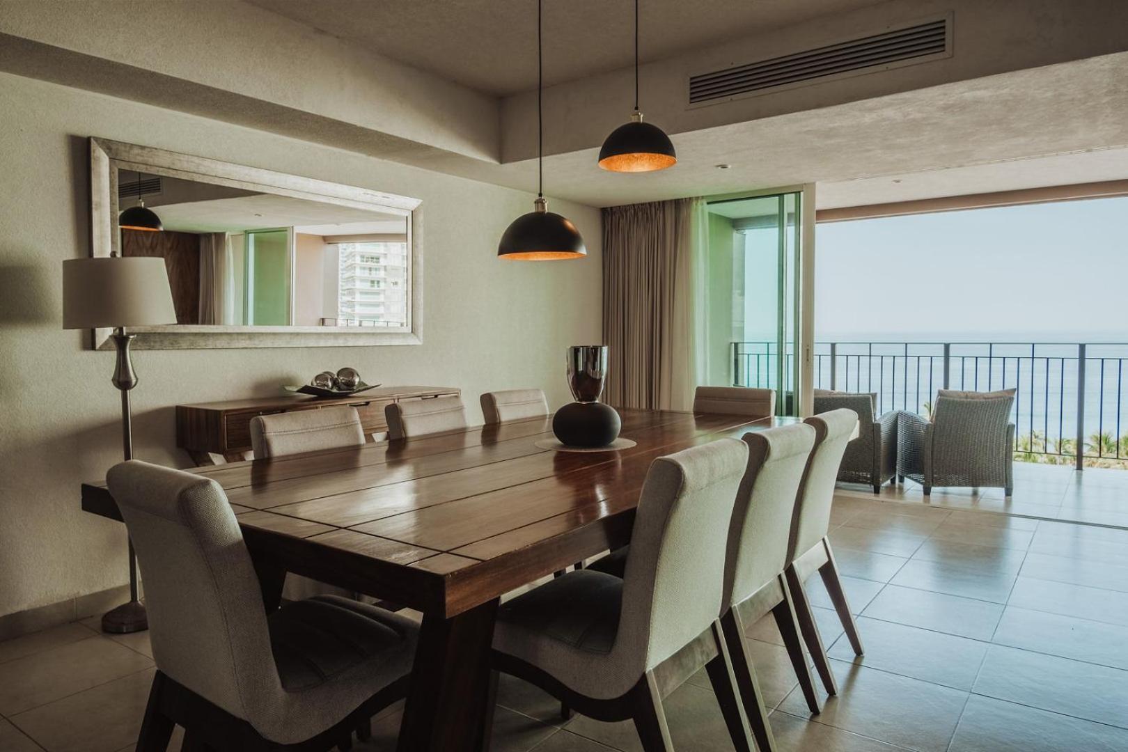 Grand Venetian Beachfront Apartment
