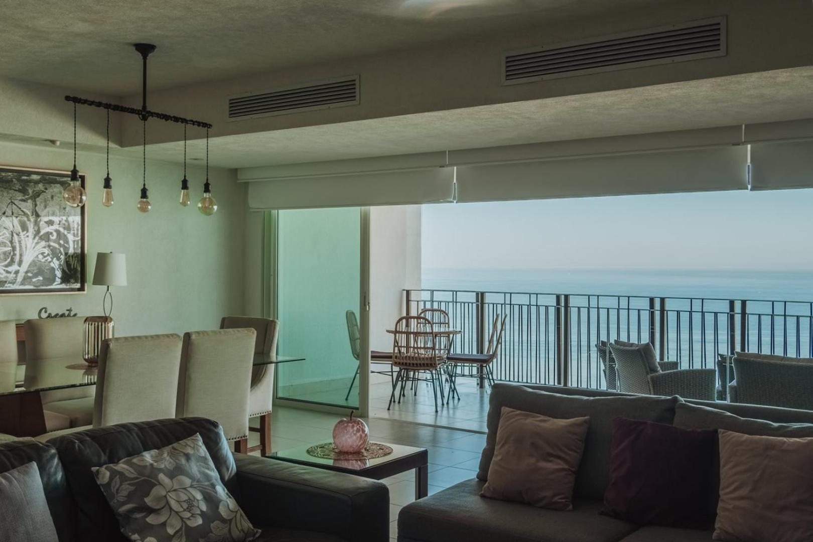 Grand Venetian Beachfront Apartment