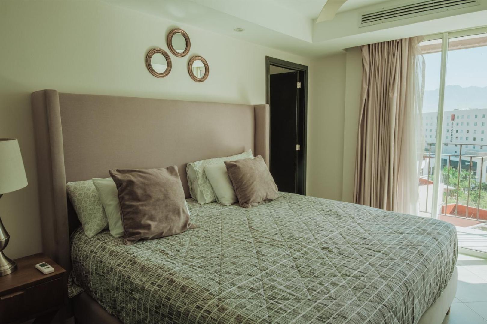 Grand Venetian Beachfront Apartment *